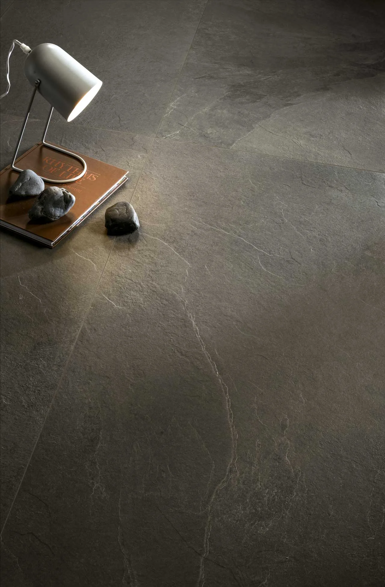 Elios Ceramica · Dolomiti Antracite · Raumbeispiel